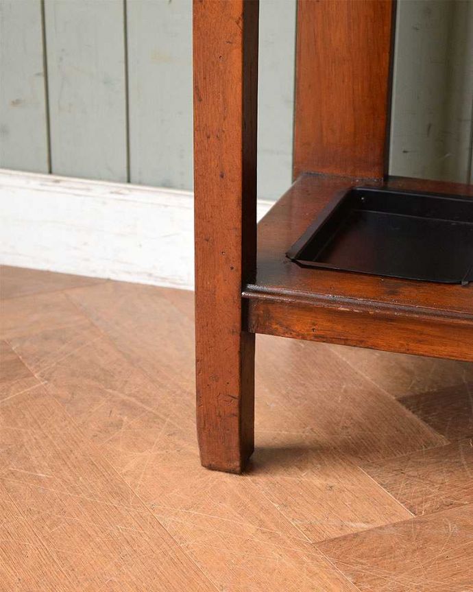 アンティークの玄関収納　アンティーク家具　英国スタイルのクラシックなアンティーク家具、高級感あふれるホールスタンド。女性1人でラクラク運べちゃう仕掛けHandleのアンティークは、脚の裏にフェルトキーパーをお付けしています。(q-1233-f)