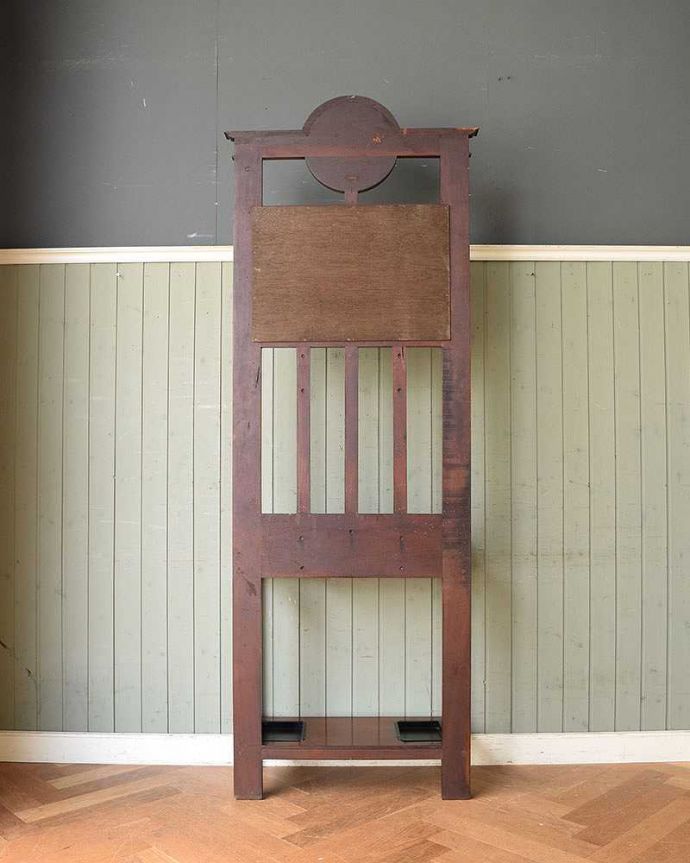 アンティークの玄関収納　アンティーク家具　英国スタイルのクラシックなアンティーク家具、高級感あふれるホールスタンド。修復したので後姿もキレイですアンティークは新品ではないので、もちろん経年変化によるキズはありますが、専門の職人がキレイに修復したので、後ろ姿もキレイです。(q-1233-f)