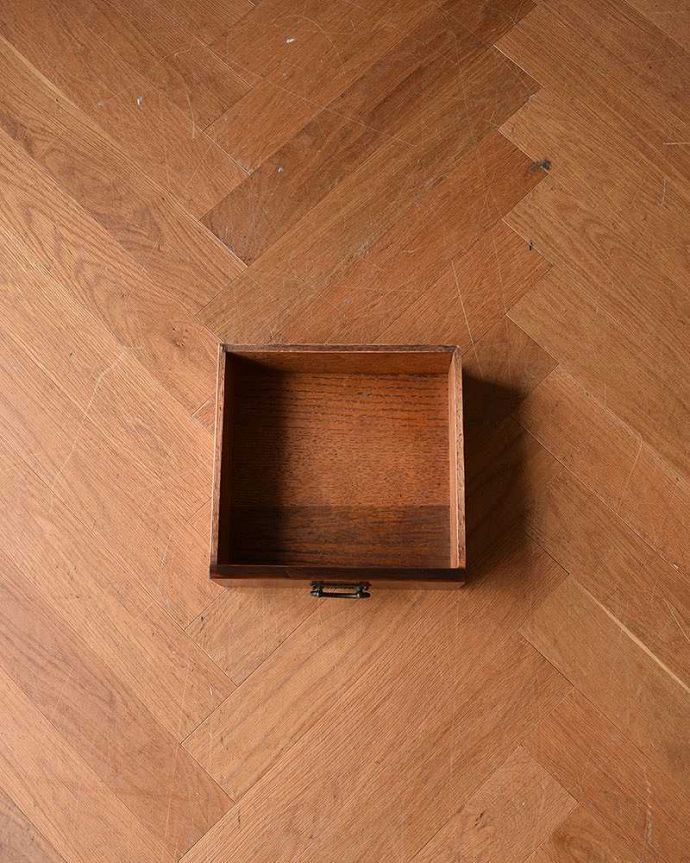 アンティークの玄関収納　アンティーク家具　英国スタイルのクラシックなアンティーク家具、高級感あふれるホールスタンド。細々としたものまで収納出来ちゃう優れもの靴ブラシを入れていた収納は、カギ置き場にもバッチリ！フタの開閉もスムーズに出来るよう修復しました。(q-1233-f)