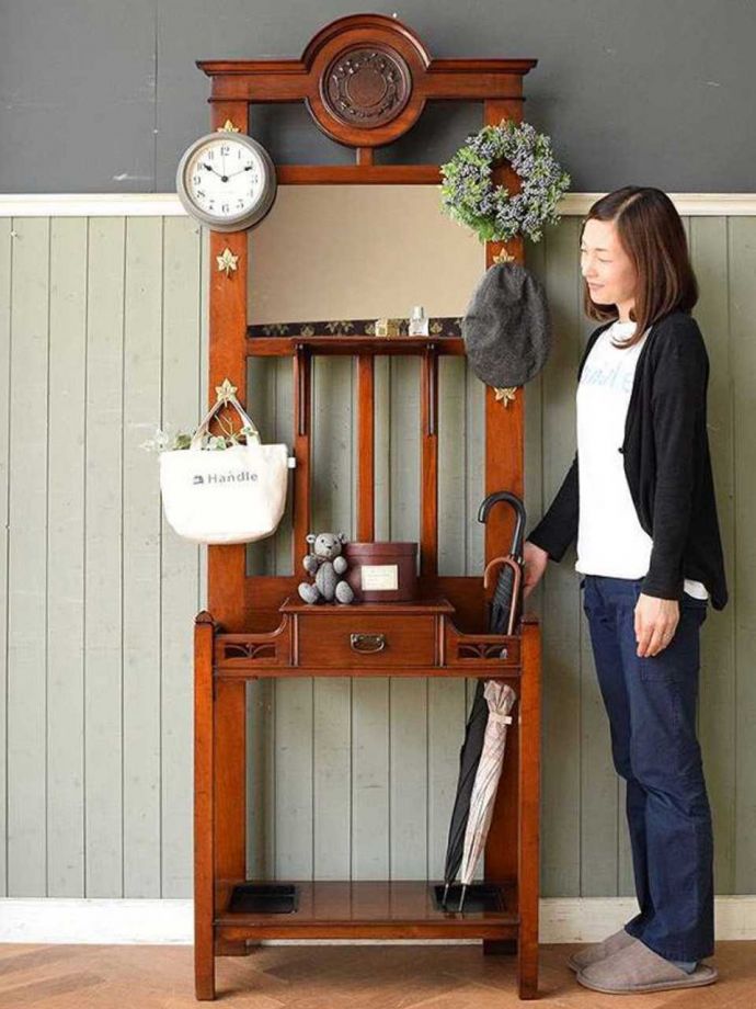 アンティークの玄関収納　アンティーク家具　英国スタイルのクラシックなアンティーク家具、高級感あふれるホールスタンド。英国紳士の身だしなみのための家具もともと英国紳士の正装の必須アイテムだったステッキを収納するための家具。(q-1233-f)