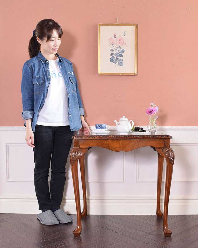 アンティークのテーブル　アンティーク家具　色んな場所で気軽に使える本格アンティーク家具、英国の美しいオケージョナルテーブル。どんな場所でも便利に使える小さなテーブルそもそも「オケージョナル」とは「便利に使える」と言う意味。(q-1234-f)