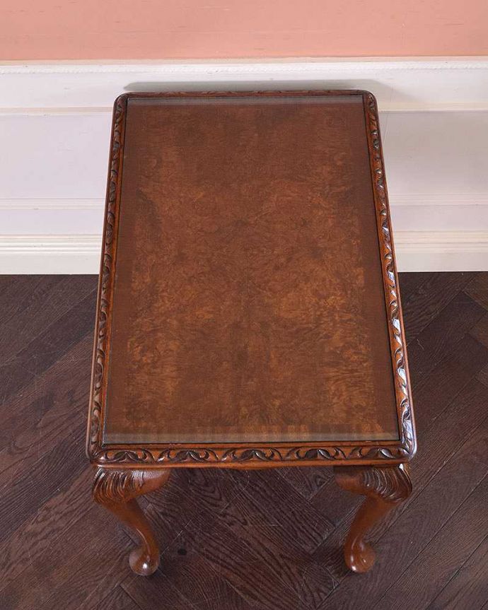 アンティークのテーブル　アンティーク家具　色んな場所で気軽に使える本格アンティーク家具、英国の美しいオケージョナルテーブル。天板の形を見てみると･･･テーブルの形を上から見ると、こんな感じです。(q-1234-f)