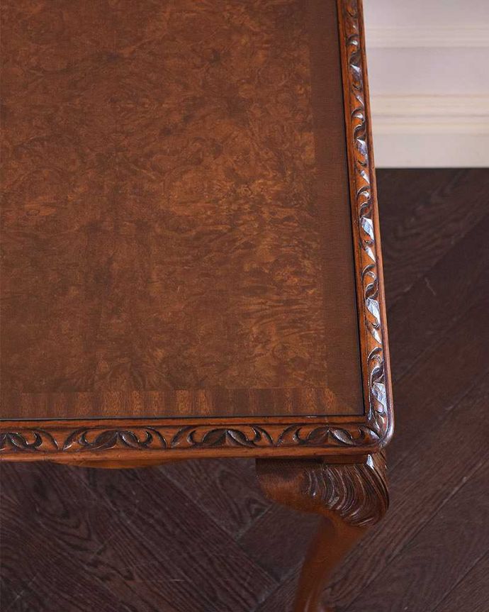 アンティークのテーブル　アンティーク家具　色んな場所で気軽に使える本格アンティーク家具、英国の美しいオケージョナルテーブル。天板の周りのデザインもステキ天板の周りのカッティングも美しいんです。(q-1234-f)