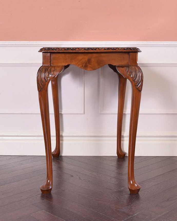 アンティークのテーブル　アンティーク家具　色んな場所で気軽に使える本格アンティーク家具、英国の美しいオケージョナルテーブル。クルッと回転。(q-1234-f)