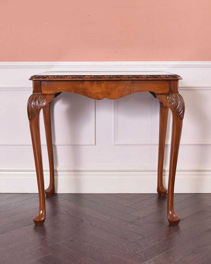 アンティークのテーブル　アンティーク家具　色んな場所で気軽に使える本格アンティーク家具、英国の美しいオケージョナルテーブル。こちら側も、もちろんキレイです！アンティークは新品ではないので、もちろん経年変化によるキズはありますが、専門の職人がキレイにお直しをしているので、どの角度から見てもキレイです。(q-1234-f)