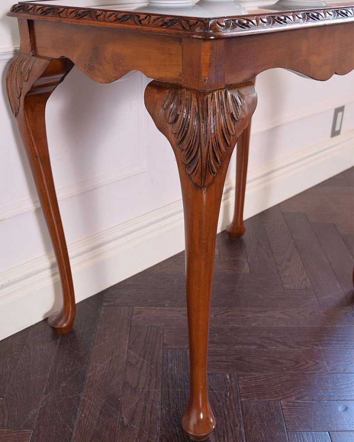 アンティークのテーブル　アンティーク家具　色んな場所で気軽に使える本格アンティーク家具、英国の美しいオケージョナルテーブル。持ち上げなくても移動できます！Handleのアンティークは、脚の裏にフェルトキーパーをお付けしていますので、床を滑らせてれば移動が簡単です。(q-1234-f)