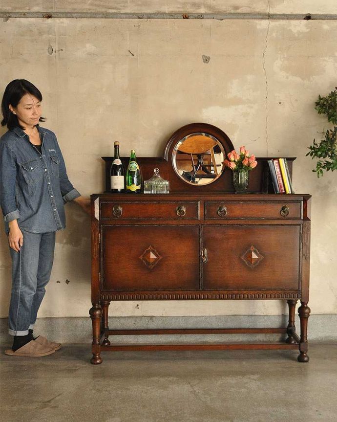 サイドボード　アンティーク家具　格式高い英国伝統のアンティーク家具、鏡がついたミラーバックサイドボード。鏡がキラっと輝くサイドボードサイドボードの上にキラッと輝くミラー。(q-1235-f)