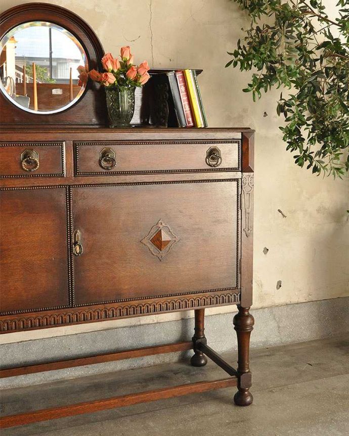 サイドボード　アンティーク家具　格式高い英国伝統のアンティーク家具、鏡がついたミラーバックサイドボード。見た目も美しい収納力バツグンのサイドボード。(q-1235-f)