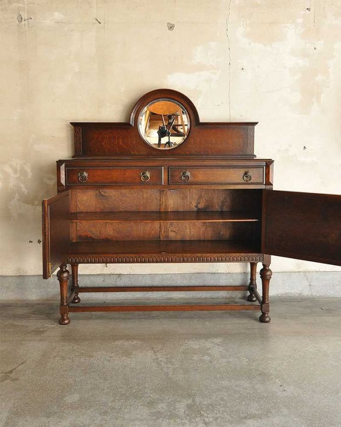 サイドボード　アンティーク家具　格式高い英国伝統のアンティーク家具、鏡がついたミラーバックサイドボード。扉を開けて中を見てみると･･･扉収納はこんな風になっています。(q-1235-f)