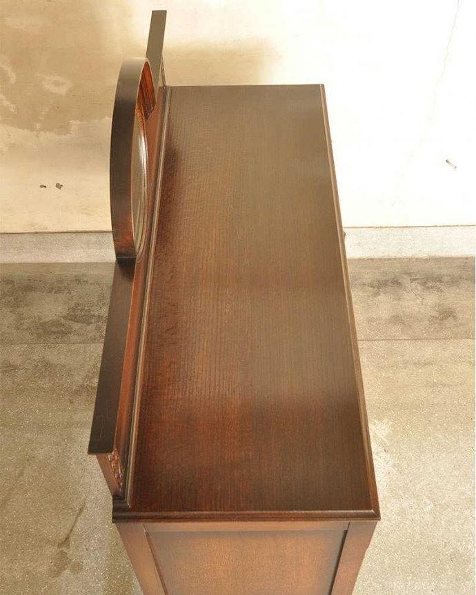 サイドボード　アンティーク家具　格式高い英国伝統のアンティーク家具、鏡がついたミラーバックサイドボード。天板部分もキレイに修復しました。(q-1235-f)