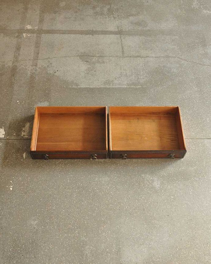 サイドボード　アンティーク家具　格式高い英国伝統のアンティーク家具、鏡がついたミラーバックサイドボード。引き出しの中もキレイに修復しました引き出しは左右に2個。(q-1235-f)