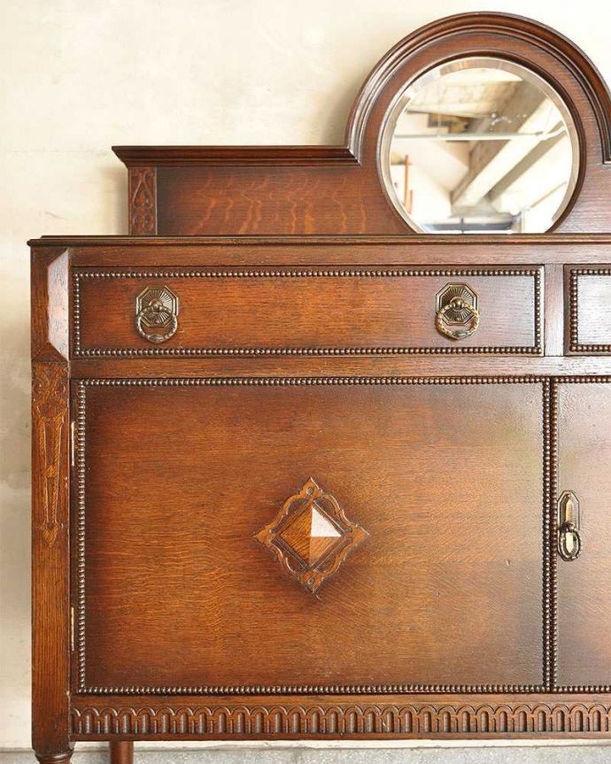 サイドボード　アンティーク家具　格式高い英国伝統のアンティーク家具、鏡がついたミラーバックサイドボード。アンティークらしい丁寧な装飾。(q-1235-f)