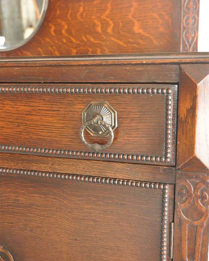 サイドボード　アンティーク家具　格式高い英国伝統のアンティーク家具、鏡がついたミラーバックサイドボード。開けるたびに、ワクワクしちゃう。(q-1235-f)