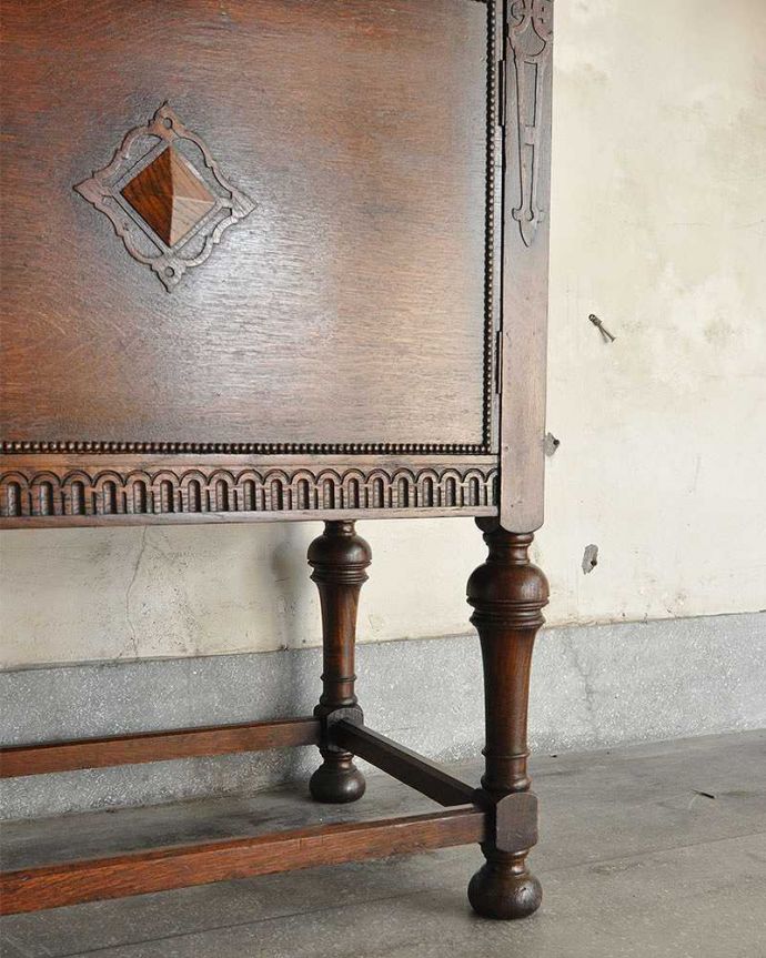 サイドボード　アンティーク家具　格式高い英国伝統のアンティーク家具、鏡がついたミラーバックサイドボード。女性でも運べちゃう理由は･･･Handleのアンティークは、脚の裏にフェルトキーパーをお付けしていますので、重い家具でも床を滑らせれて移動する事が出来ます。(q-1235-f)