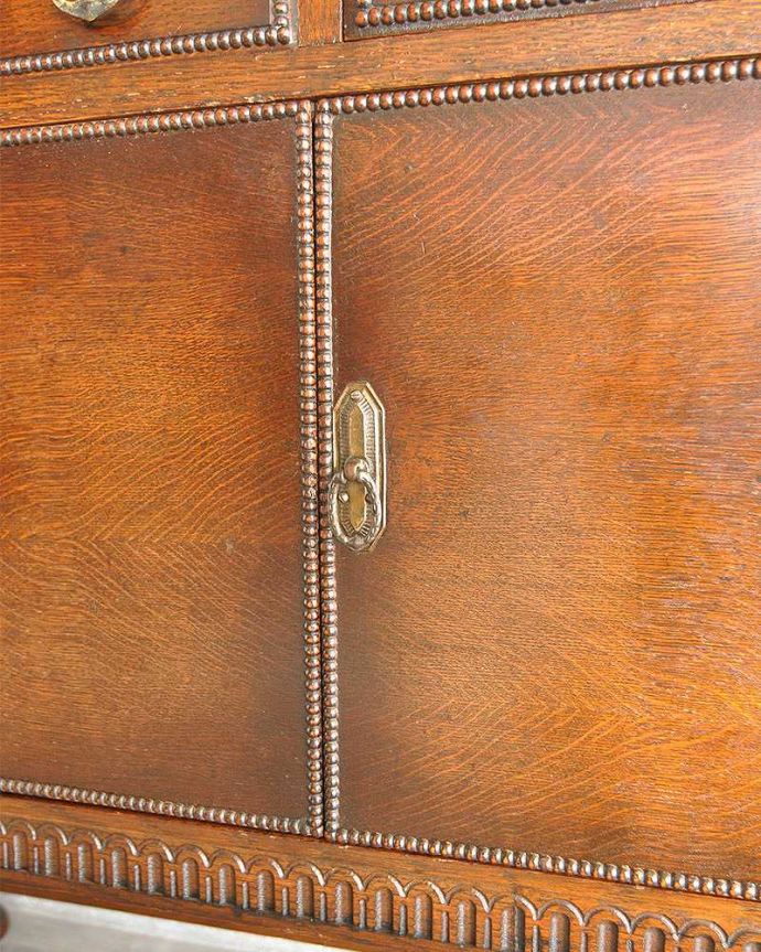 サイドボード　アンティーク家具　格式高い英国伝統のアンティーク家具、鏡がついたミラーバックサイドボード。アンティークらしい素敵な取っ手デザインが美しい取っ手。(q-1235-f)