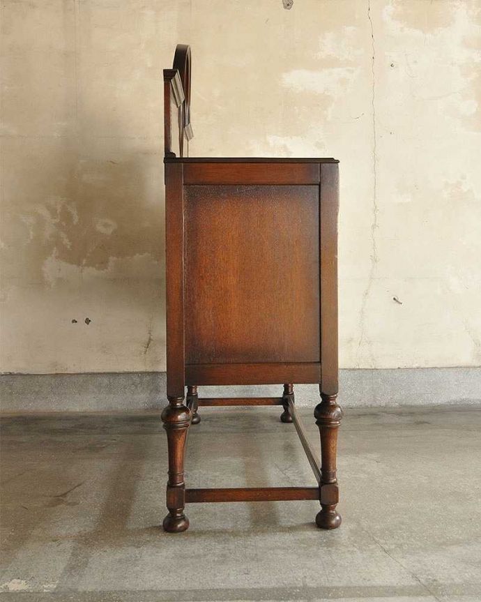 サイドボード　アンティーク家具　格式高い英国伝統のアンティーク家具、鏡がついたミラーバックサイドボード。横から見た姿もステキ横から見てみるとこんな感じです。(q-1235-f)