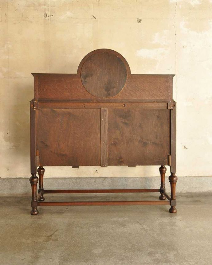 サイドボード　アンティーク家具　格式高い英国伝統のアンティーク家具、鏡がついたミラーバックサイドボード。もちろん、後ろ姿もキレイです。(q-1235-f)