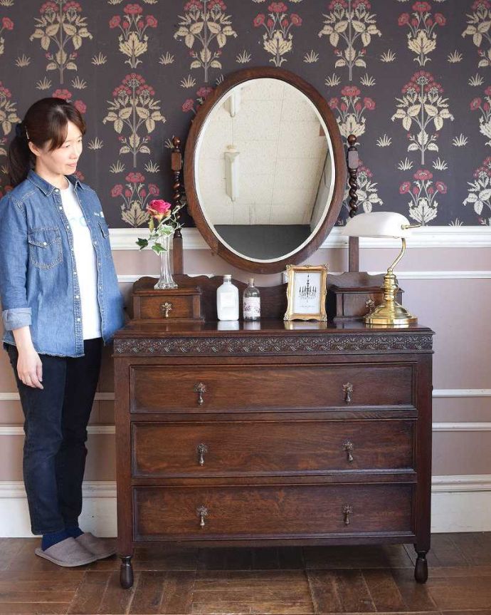 アンティークのドレッサー　アンティーク家具　アンティーク英国輸入家具、楕円形のミラーが美しいドレッシングチェスト（鏡台）。鏡だけじゃない！収納もタップリ出来ちゃうアンティーク家具日本でドレッサーと呼ばれる家具。(q-1236-f)