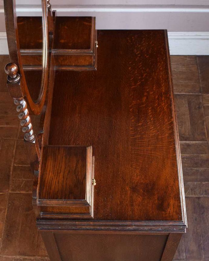 アンティークのドレッサー　アンティーク家具　アンティーク英国輸入家具、楕円形のミラーが美しいドレッシングチェスト（鏡台）。上から見るとこんな感じです。(q-1236-f)