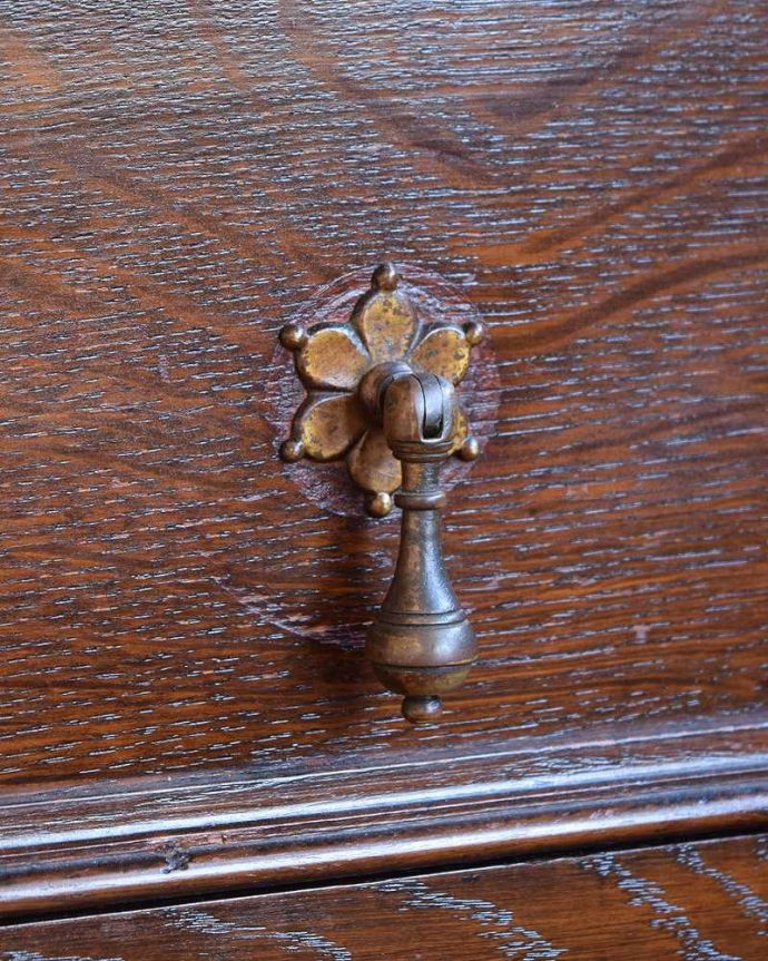 アンティークのドレッサー　アンティーク家具　アンティーク英国輸入家具、楕円形のミラーが美しいドレッシングチェスト（鏡台）。アンティークらしい素敵な取っ手味わい深いアンティークらしい取っ手のデザインからも時間の流れが感じられます。(q-1236-f)