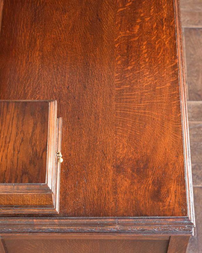 アンティークのドレッサー　アンティーク家具　アンティーク英国輸入家具、楕円形のミラーが美しいドレッシングチェスト（鏡台）。昔の人の知恵ミラーの脇にある小さな台。(q-1236-f)