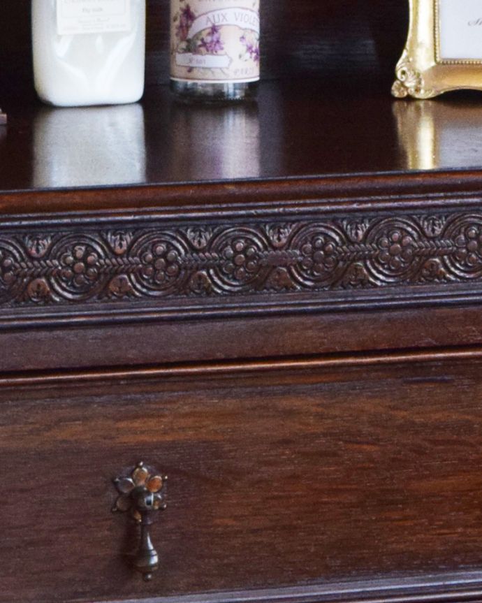 アンティークのドレッサー　アンティーク家具　アンティーク英国輸入家具、楕円形のミラーが美しいドレッシングチェスト（鏡台）。惚れ惚れするような美しさとっても堅い無垢材に一体どうやって彫っていったんでしょう？アンティークらしく細かい彫りを眺めているだけでうっとりしてしまいます。(q-1236-f)