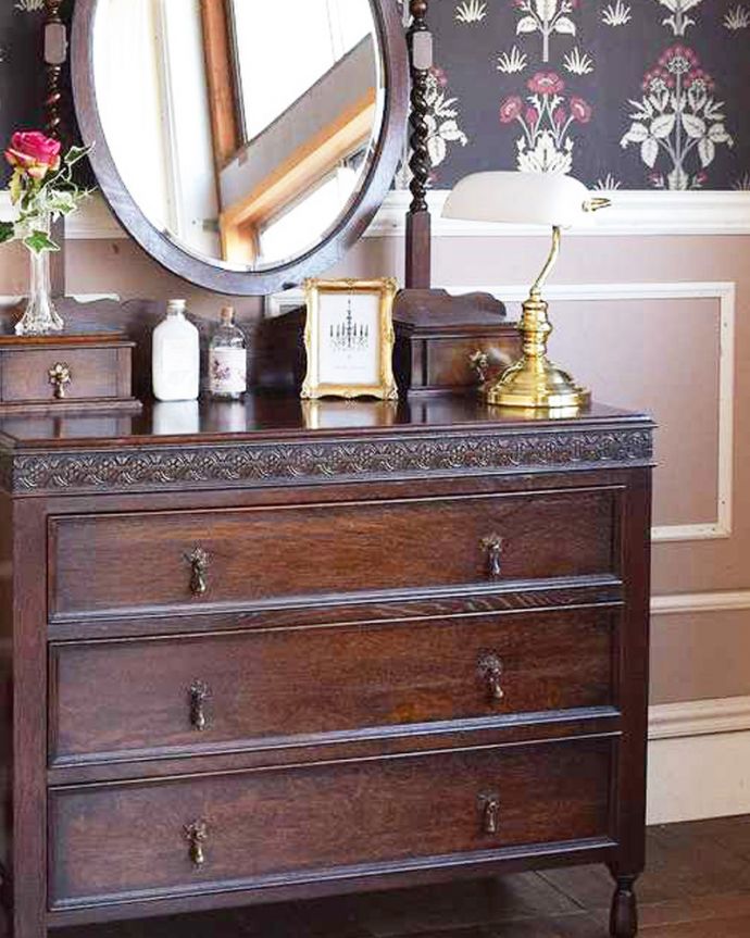 アンティークのドレッサー　アンティーク家具　アンティーク英国輸入家具、楕円形のミラーが美しいドレッシングチェスト（鏡台）。英国アンティークらしい凛とした雰囲気木目と彫の美しさが際立つ英国のアンティークらしいドレッシングチェスト。(q-1236-f)