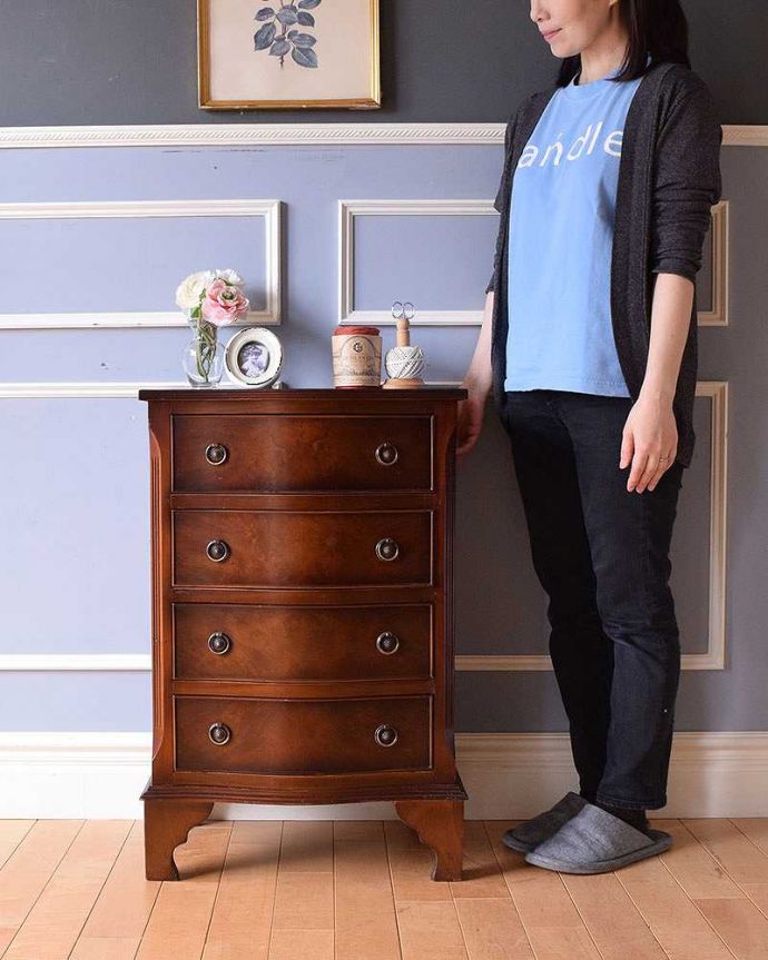 アンティークのチェスト　アンティーク家具　ウォルナット材の艶やかな木目が魅力のアンティーク家具、英国から届いたチェスト。大人の雰囲気漂う人気の英国チェストとにかく人気のあるデザイン。(q-1237-f)