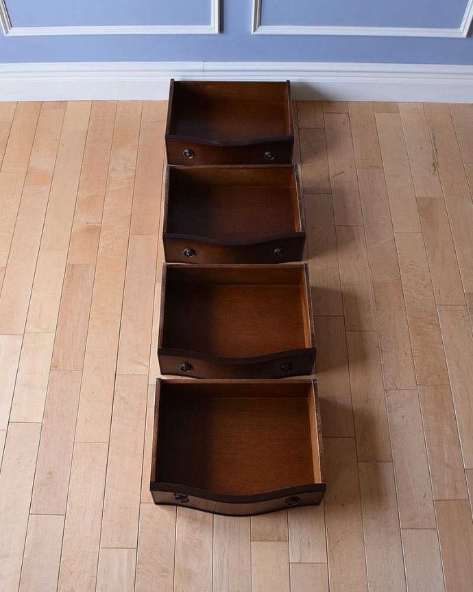 アンティークのチェスト　アンティーク家具　ウォルナット材の艶やかな木目が魅力のアンティーク家具、英国から届いたチェスト。キレイに修復しましたお洋服を入れてもいいように、引き出しの中も職人がキレイに修復しました。(q-1237-f)