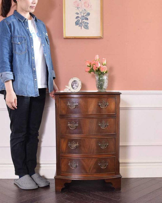 アンティークのチェスト　アンティーク家具　マホガニー材のベッドサイドチェスト、小さい英国アンティーク家具。大人の雰囲気漂う人気の英国チェストとにかく人気のあるデザイン。(q-1238-f)