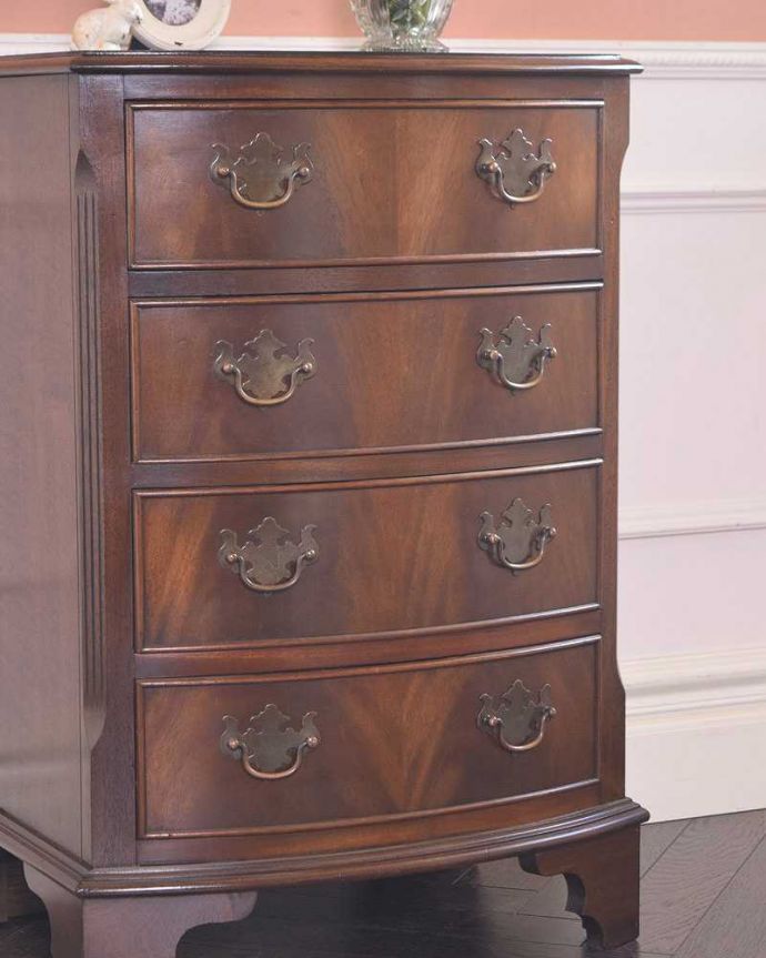 アンティークのチェスト　アンティーク家具　マホガニー材のベッドサイドチェスト、小さい英国アンティーク家具。ちょっと背伸びした人気の脚のデザイン脚元を見てみるとブラケットフィート。(q-1238-f)