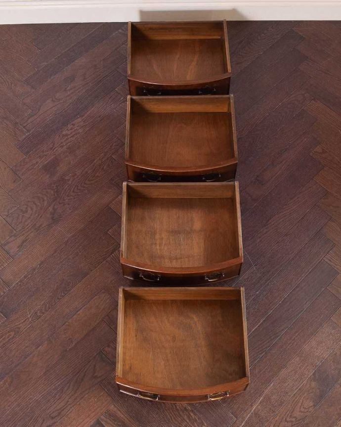 アンティークのチェスト　アンティーク家具　マホガニー材のベッドサイドチェスト、小さい英国アンティーク家具。キレイに修復しましたお洋服を入れてもいいように、引き出しの中も職人がキレイに修復しました。(q-1238-f)