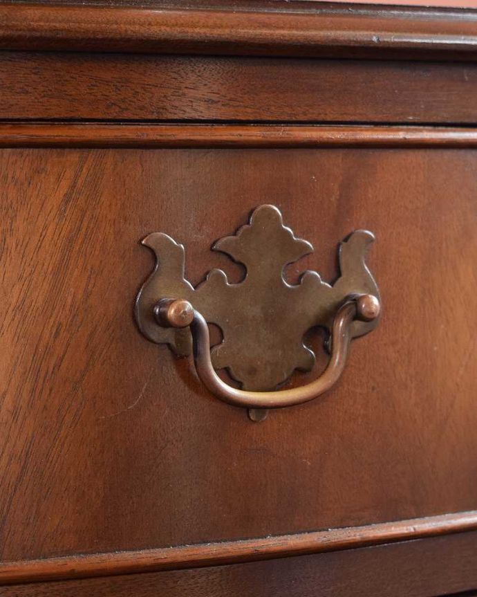 アンティークのチェスト　アンティーク家具　マホガニー材のベッドサイドチェスト、小さい英国アンティーク家具。アンティークらしい取っ手アンティーク家具は取っ手のデザインまで、なんだか高級感があるんですよね。(q-1238-f)