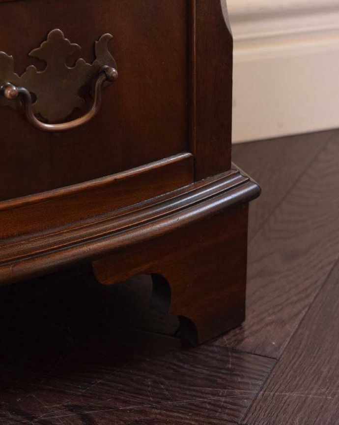 アンティークのチェスト　アンティーク家具　マホガニー材のベッドサイドチェスト、小さい英国アンティーク家具。女性1人でラクラク運べちゃう仕掛けHandleのアンティークは、脚の裏にフェルトキーパーをお付けしています。(q-1238-f)