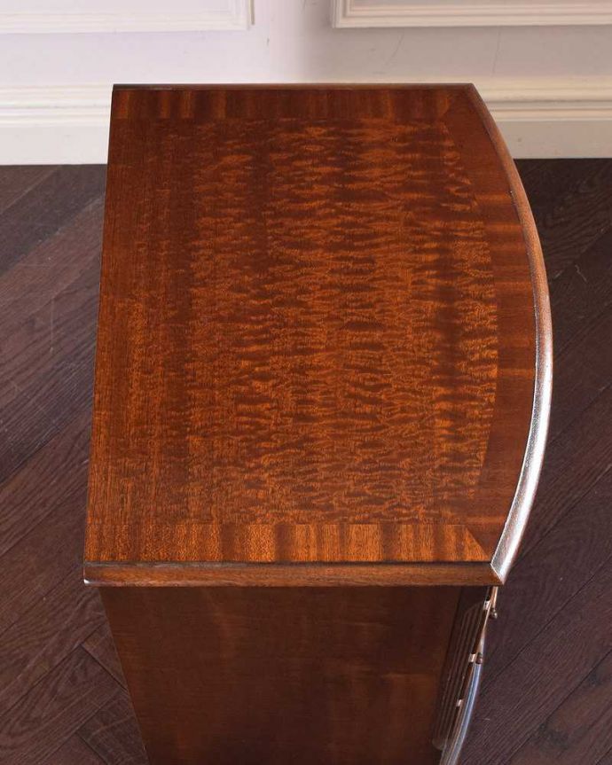 アンティークのチェスト　アンティーク家具　マホガニー材のベッドサイドチェスト、小さい英国アンティーク家具。ピカピカに仕上げました修復の時、天板もキレイに仕上げました。(q-1238-f)