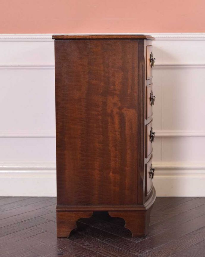 アンティークのチェスト　アンティーク家具　マホガニー材のベッドサイドチェスト、小さい英国アンティーク家具。横から見てもキレイですもちろん、横顔だってキレイ！どこから見ても絵になります。(q-1238-f)