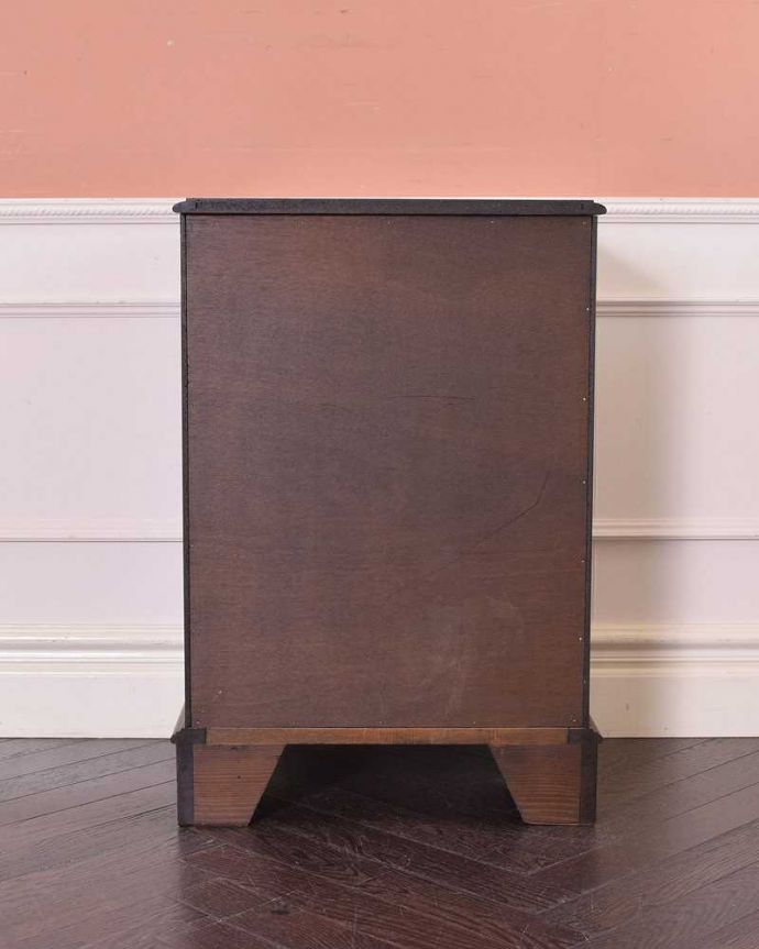 アンティークのチェスト　アンティーク家具　マホガニー材のベッドサイドチェスト、小さい英国アンティーク家具。後ろ姿も見て下さい。(q-1238-f)