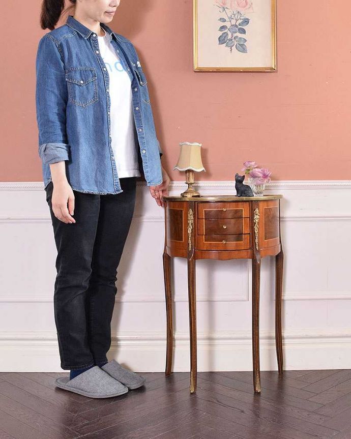 アンティークのチェスト アンティーク家具 装飾が美しいコンパクトなアンティーク家具、ハーフムーンのベッドサイドテーブル。壁にピタッとくっつけるだけで出来るおしゃれコーナー見せる場所を作ってくれる家具、コンソールテーブル。(q-1239-f)