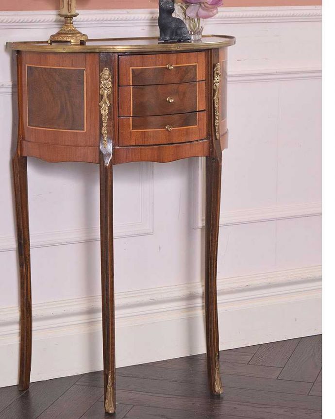 アンティークのチェスト アンティーク家具 装飾が美しいコンパクトなアンティーク家具、ハーフムーンのベッドサイドテーブル。スッキリとした長い脚が印象的実用性を求めた家具ではないので、見た目が重要。(q-1239-f)