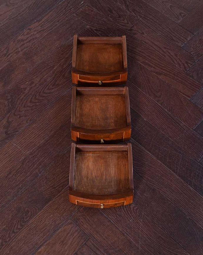 アンティークのチェスト アンティーク家具 装飾が美しいコンパクトなアンティーク家具、ハーフムーンのベッドサイドテーブル。引き出しの中もキレイです引き出しが3杯付いているので、とっても便利。(q-1239-f)