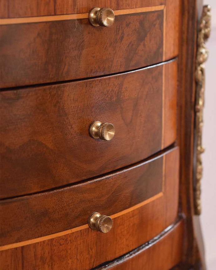 アンティークのチェスト アンティーク家具 装飾が美しいコンパクトなアンティーク家具、ハーフムーンのベッドサイドテーブル。アンティークらしい可愛い取っ手。(q-1239-f)