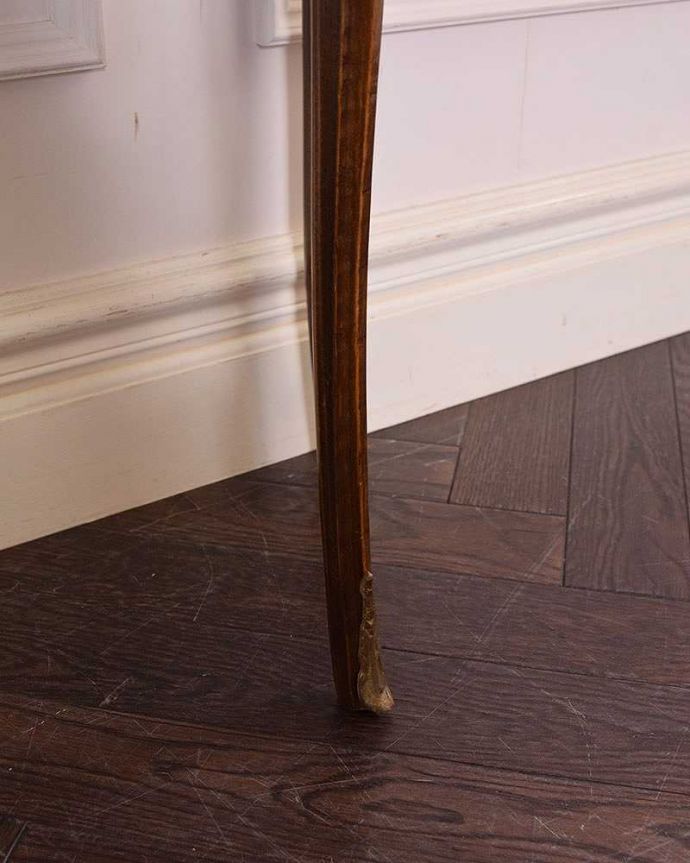 アンティークのチェスト アンティーク家具 装飾が美しいコンパクトなアンティーク家具、ハーフムーンのベッドサイドテーブル。持ち上げなくても移動できます!Handleのアンティークは、脚の裏にフェルトキーパーをお付けしていますので、床を滑らせてれば女性1人でも移動が簡単です。(q-1239-f)