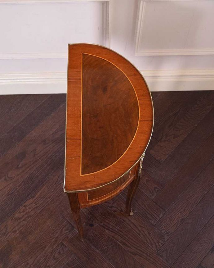 アンティークのチェスト アンティーク家具 装飾が美しいコンパクトなアンティーク家具、ハーフムーンのベッドサイドテーブル。何でもいいので、飾ってみましょう!ハーフムーン(半月型)の天板は、何を置いても素敵に魅せてくれるコーナーを作ってくれるので、お花や写真立てなど、いろんなものを飾って楽しんでみて下さい。(q-1239-f)