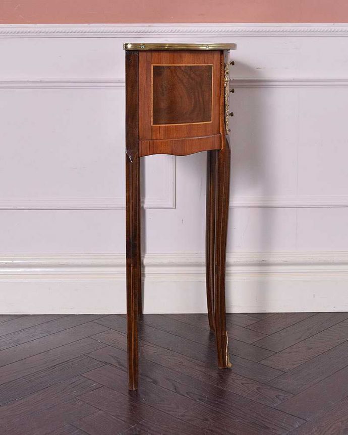 アンティークのチェスト アンティーク家具 装飾が美しいコンパクトなアンティーク家具、ハーフムーンのベッドサイドテーブル。サイドはこんなにスッキリ!横から見るとこんな感じ。(q-1239-f)