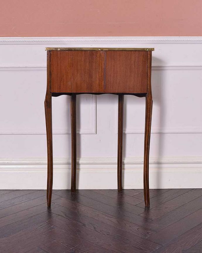 アンティークのチェスト アンティーク家具 装飾が美しいコンパクトなアンティーク家具、ハーフムーンのベッドサイドテーブル。後ろ姿もキレイ!アンティークは新品ではないので、もちろん経年変化によるキズはありますが、専門の職人がキレイにお直しをしているので、後ろ姿までキレイです。(q-1239-f)