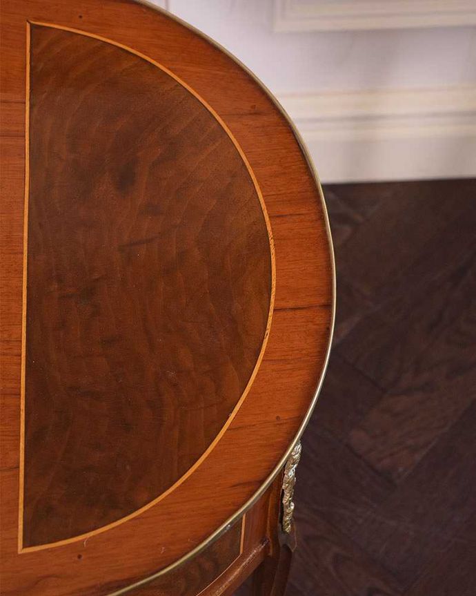 アンティークのチェスト アンティーク家具 装飾が美しいコンパクトなアンティーク家具、ハーフムーンのベッドサイドテーブル。天板もピッカピカ☆職人がキレイにお直ししているので、天板もとてもキレイです。(q-1239-f)