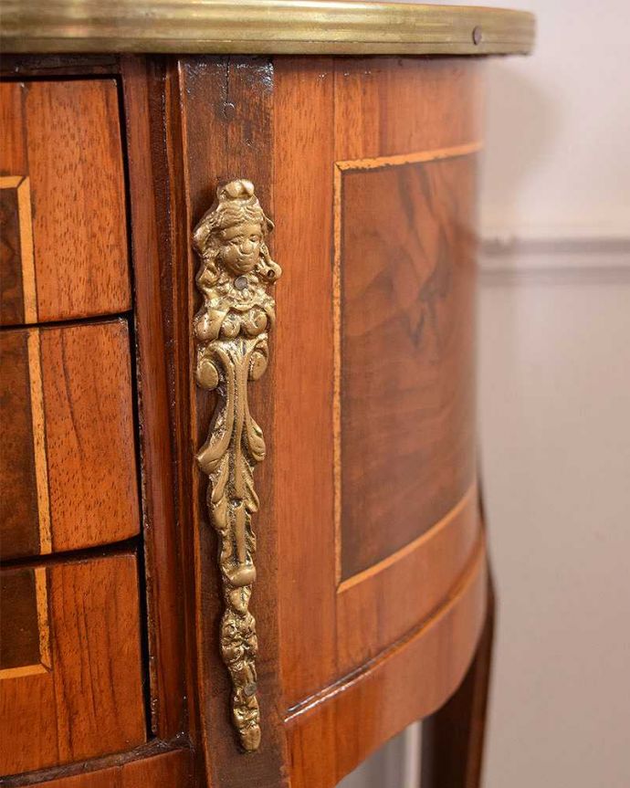 アンティークのチェスト アンティーク家具 装飾が美しいコンパクトなアンティーク家具、ハーフムーンのベッドサイドテーブル。美しいゴールドの装飾があります。(q-1239-f)