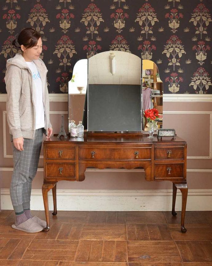 アンティークのドレッサー　アンティーク家具　三面鏡の大きなミラーでお部屋も広く明るく、英国から届いたアンティークドレッシングテーブル(デスク)。大きな鏡が美しい家具、ドレッシングチェストドレッシングチェストは、やっぱりミラーが一番気になります。(q-1240-f)