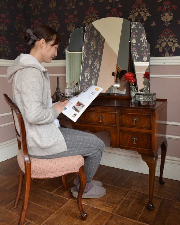 アンティークのドレッサー　アンティーク家具　三面鏡の大きなミラーでお部屋も広く明るく、英国から届いたアンティークドレッシングテーブル(デスク)。デスクとしても使えちゃう便利な家具天板も広々しているので、椅子を置けばデスクとして使えちゃうんです。(q-1240-f)