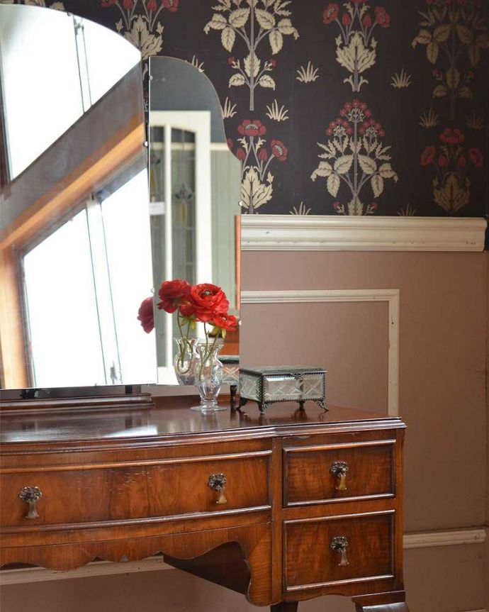 アンティークのドレッサー　アンティーク家具　三面鏡の大きなミラーでお部屋も広く明るく、英国から届いたアンティークドレッシングテーブル(デスク)。引き出しには、いろんなものを便利に収納。(q-1240-f)